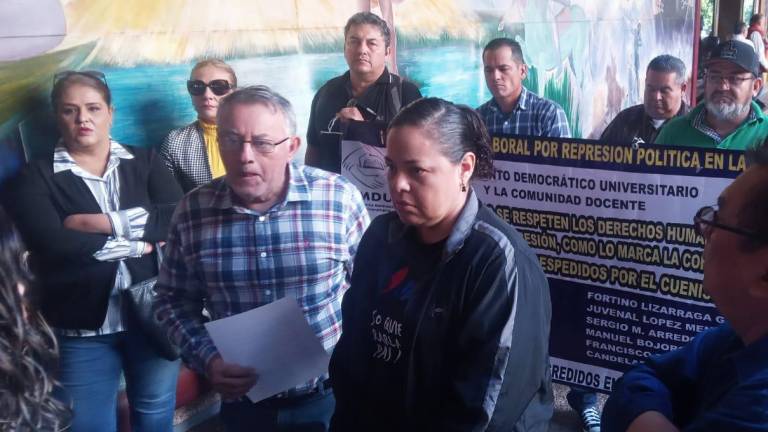 Este lunes, un grupo de cerca de 50 personas se manifestó en la explanada del Palacio de Gobierno.