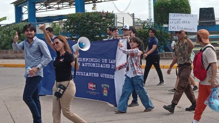 Jóvenes de licenciatura y preparatorias de la casa rosalina se citaron a las 11:00 horas en las instalaciones de la Torre Académica.