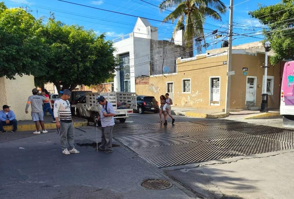 $!Detectan fuga de agua potable en el Centro Histórico que causó el escurrimiento en Olas Altas