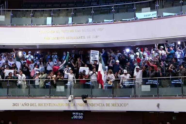 Cientos de manifestantes ingresan al Senado; Noroña suspende sesión de reforma judicial