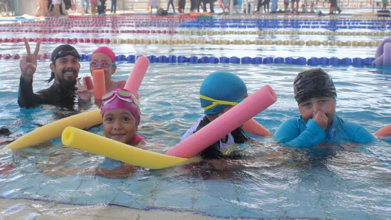 Cierran cientos de niños con gran alegría el Curso Intensivo de Natación de Semana Santa