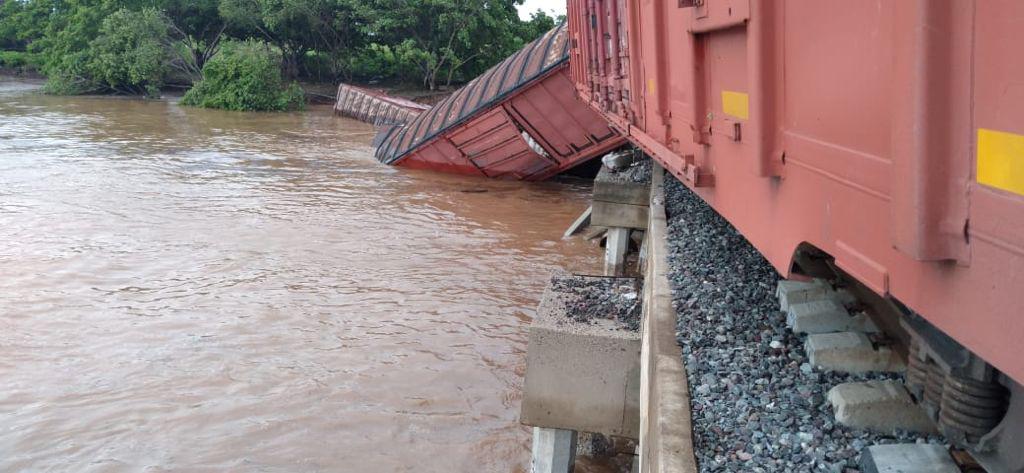 $!Nora dejó como saldo a este lunes dos puentes colapsados, carreteras cerradas, un socavón, el tren descarrilado y los aeropuertos de Mazatlán y Culiacán cerrados