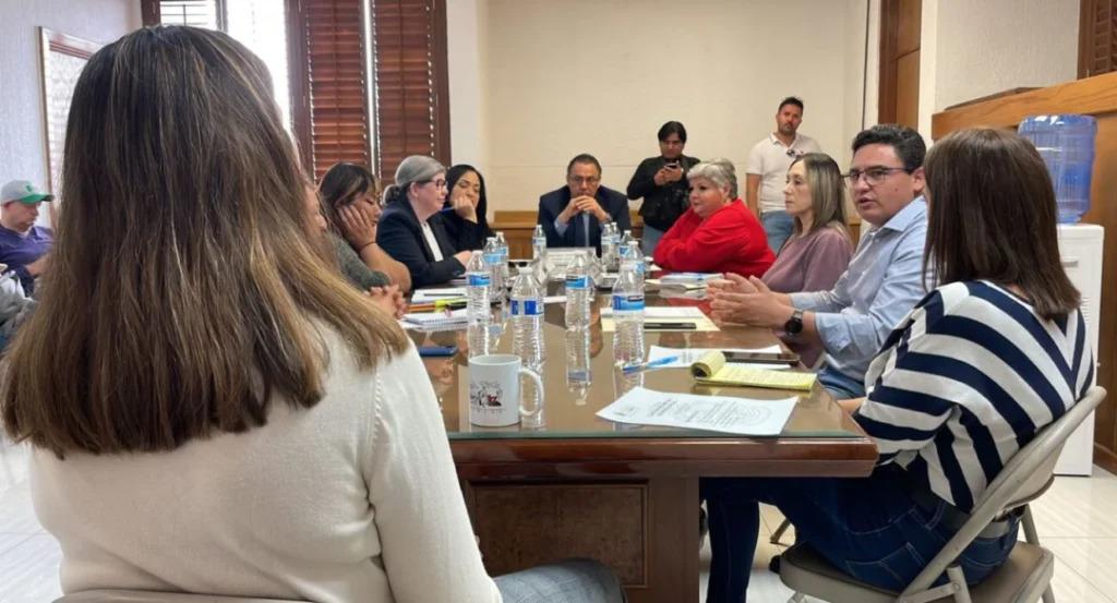 $!Los directores de Derechos Humanos y del Sistema para el Desarrollo Integral de la Familia (DIF), Santiago González Reyes y Lucía Chavira ante integrantes de la Comisión Edilicia de la Familia y Asistencia Social del Ayuntamiento de Juárez.