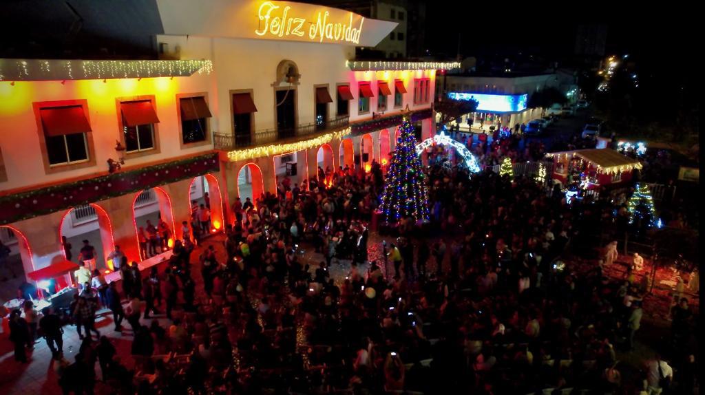 $!Se enciende el espíritu navideño en la Plazuela República en Mazatlán