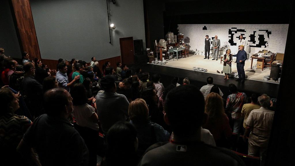 $!El público que acudió al Teatro Socorro Astol aplaudió de pie a los actores.