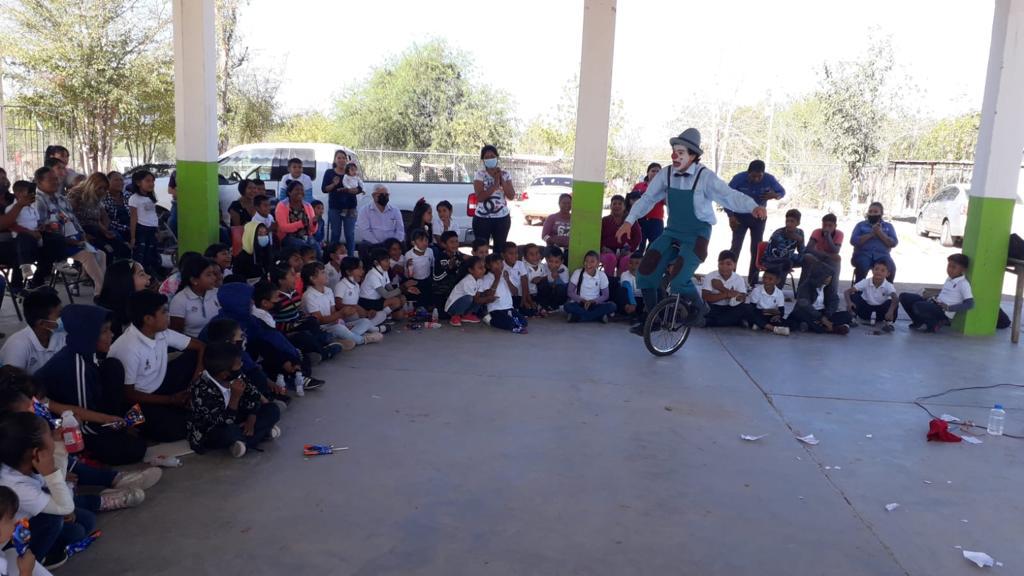 $!Colectivo Tarámari Sinaloense realiza Festival del Niño Indígena en comunidades serranas del estado