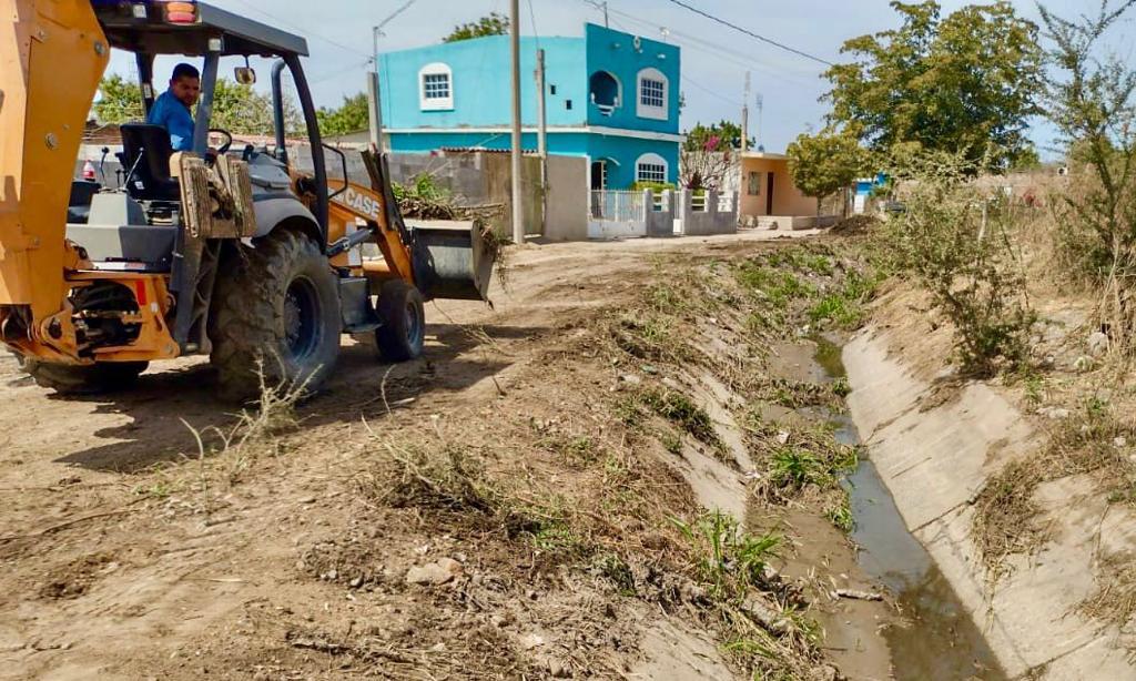 $!Continúa en Mazatlán limpieza de canales previo a temporada de lluvias