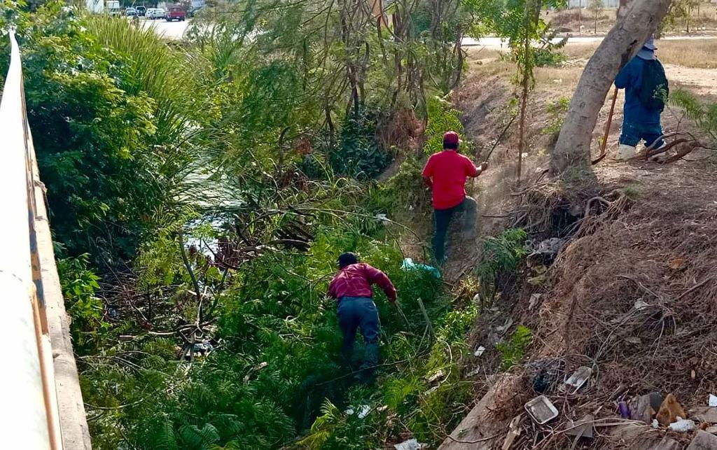 $!Continúa programa de limpieza de canales en Mazatlán