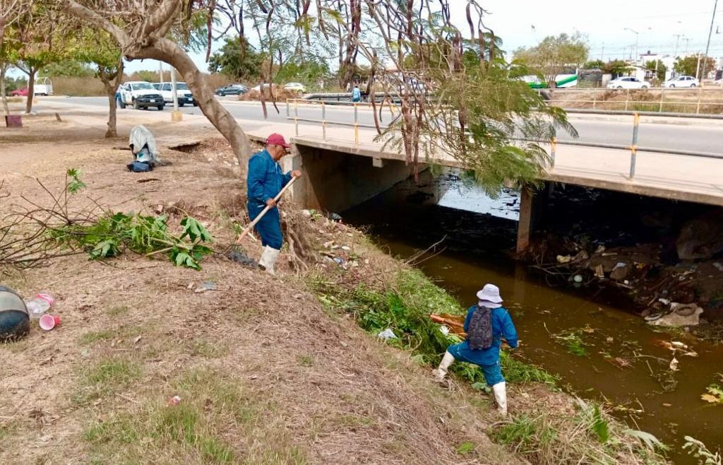 $!Continúa programa de limpieza de canales en Mazatlán