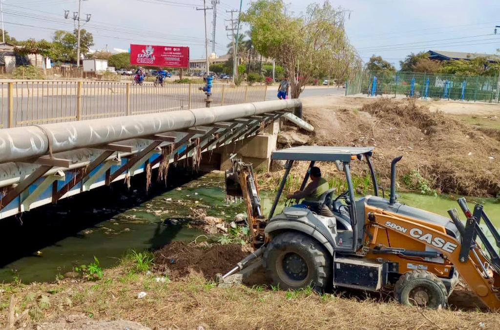 $!Continúa programa de limpieza de canales en Mazatlán