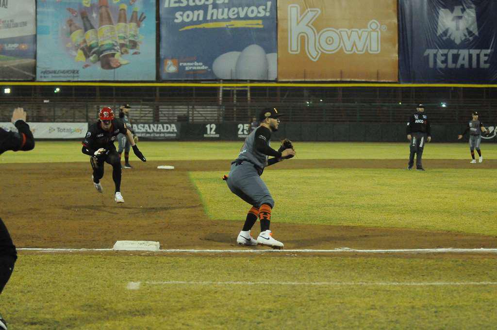 $!Stock suma su séptimo triunfo y Naranjeros iguala la serie en Navojoa