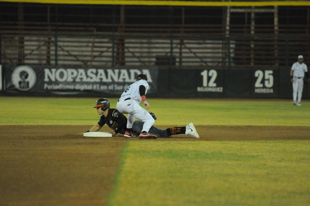 $!Naranjeros se lleva en extrainnings la serie en Navojoa