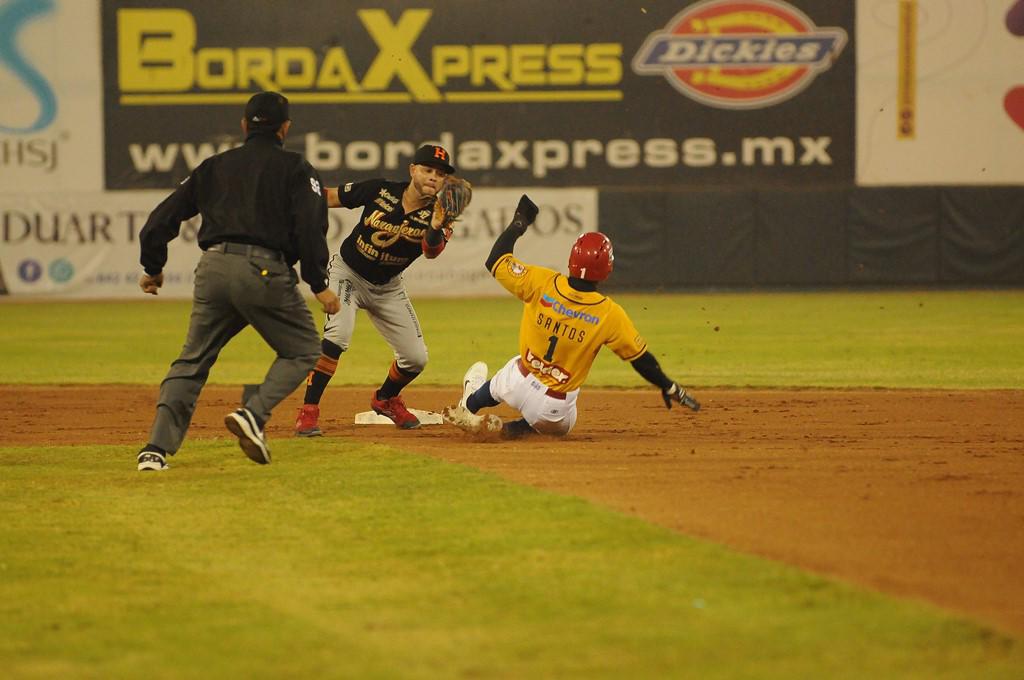 $!Naranjeros de Hermosillo amarra la serie en Navojoa