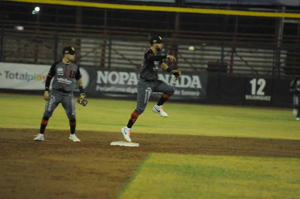 $!Stock suma su séptimo triunfo y Naranjeros iguala la serie en Navojoa