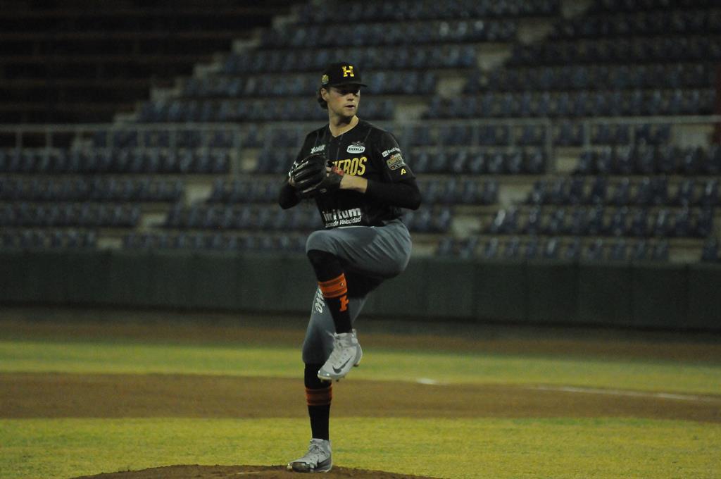 $!Naranjeros se lleva en extrainnings la serie en Navojoa