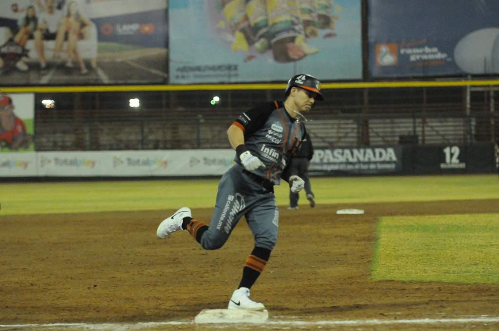 $!Stock suma su séptimo triunfo y Naranjeros iguala la serie en Navojoa