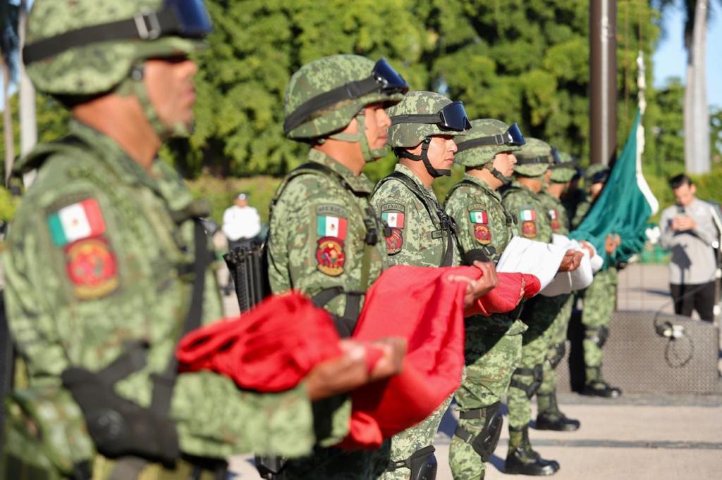 $!Izan bandera en Culiacán por el 112 aniversario de la Revolución Mexicana