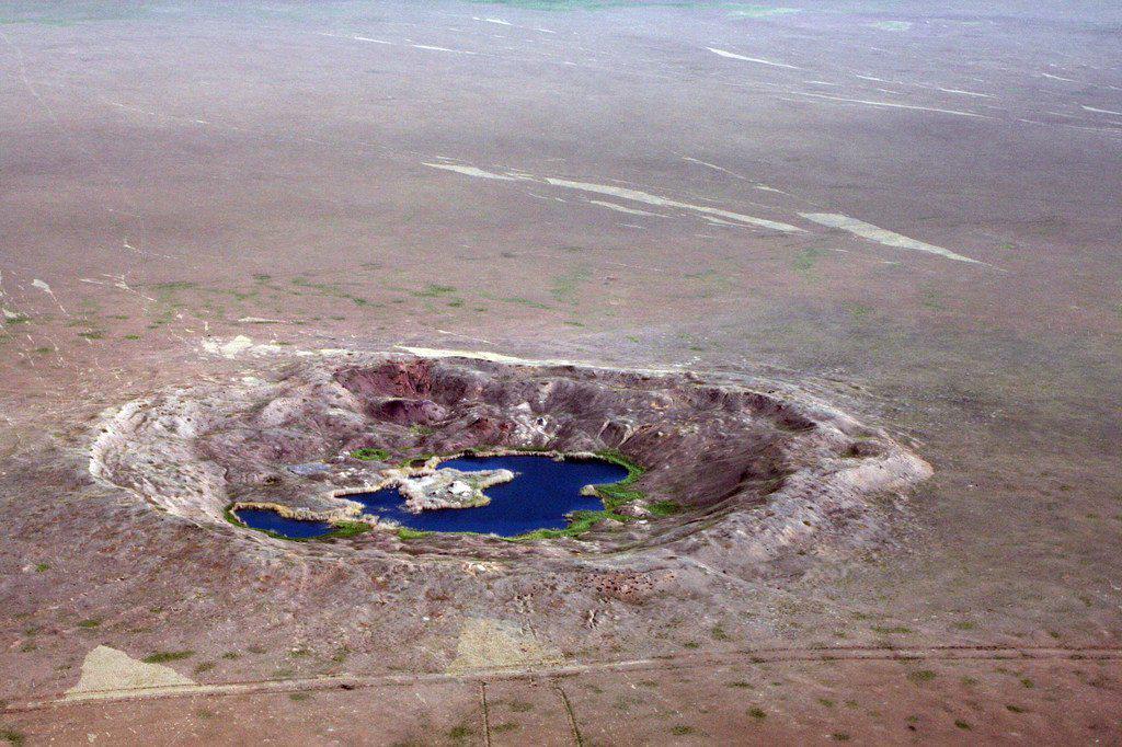 $!Crateres en un antiguo campo de pruebas nucleares de la antigua Unión Soviética en Semipalatinsk, en Kazajistán.