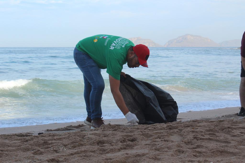 $!Limpian la playa de Olas Altas; retiran poco más de 60 kilos de basura