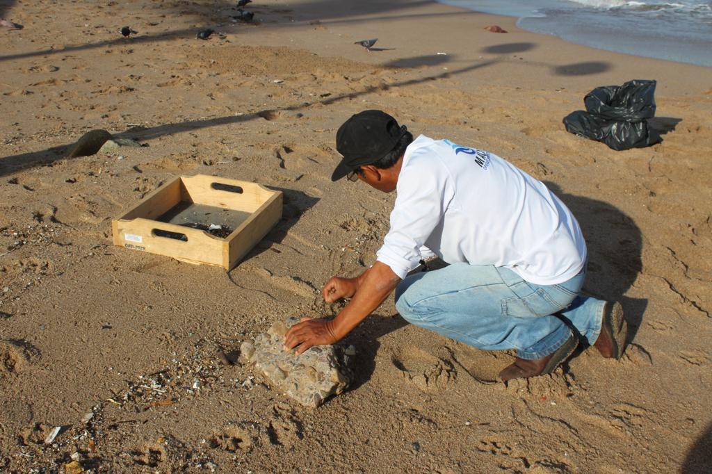 $!Limpian la playa de Olas Altas; retiran poco más de 60 kilos de basura