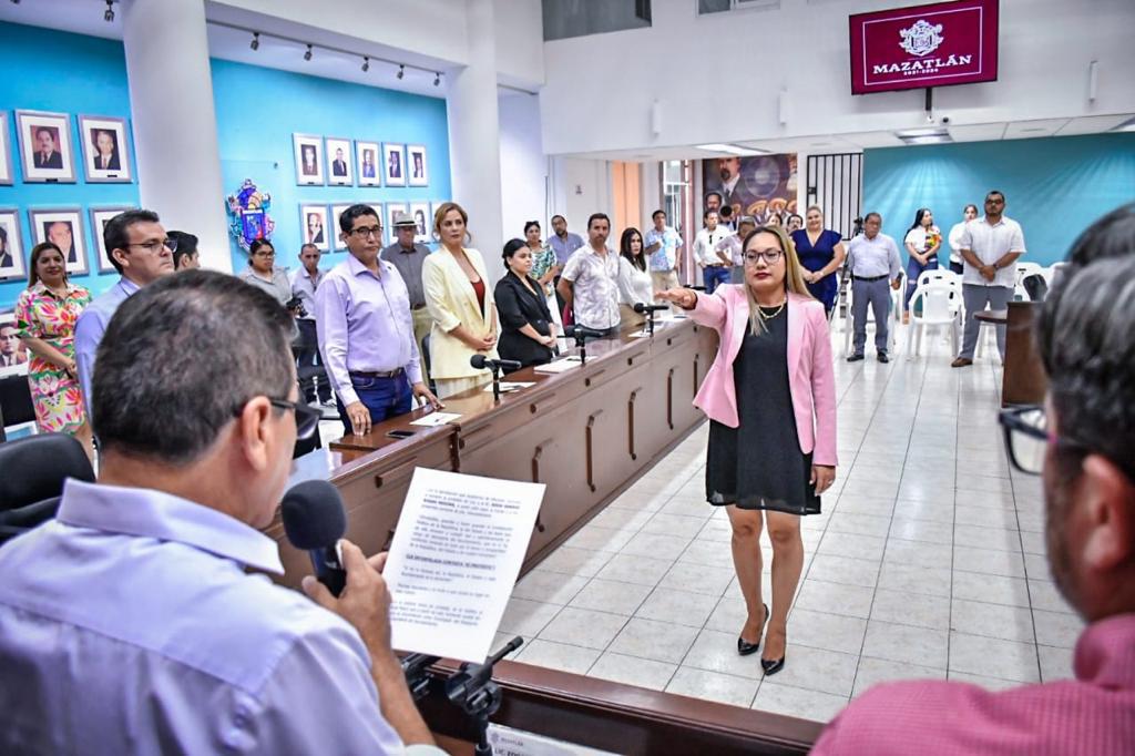 $!Rinde protesta Adda Sarahí Rosas como nueva Secretaria del Ayuntamiento de Mazatlán