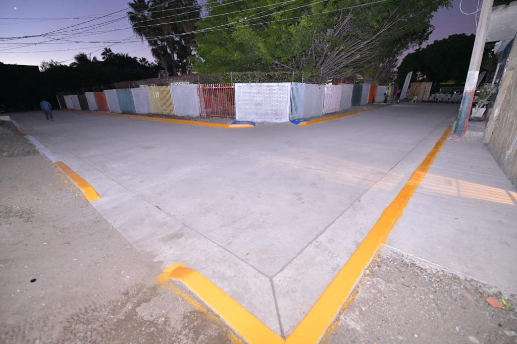 $!Pavimenta Ayuntamiento una calle en la Colonia Azteca de Mazatlán y un empresario dona la iluminación