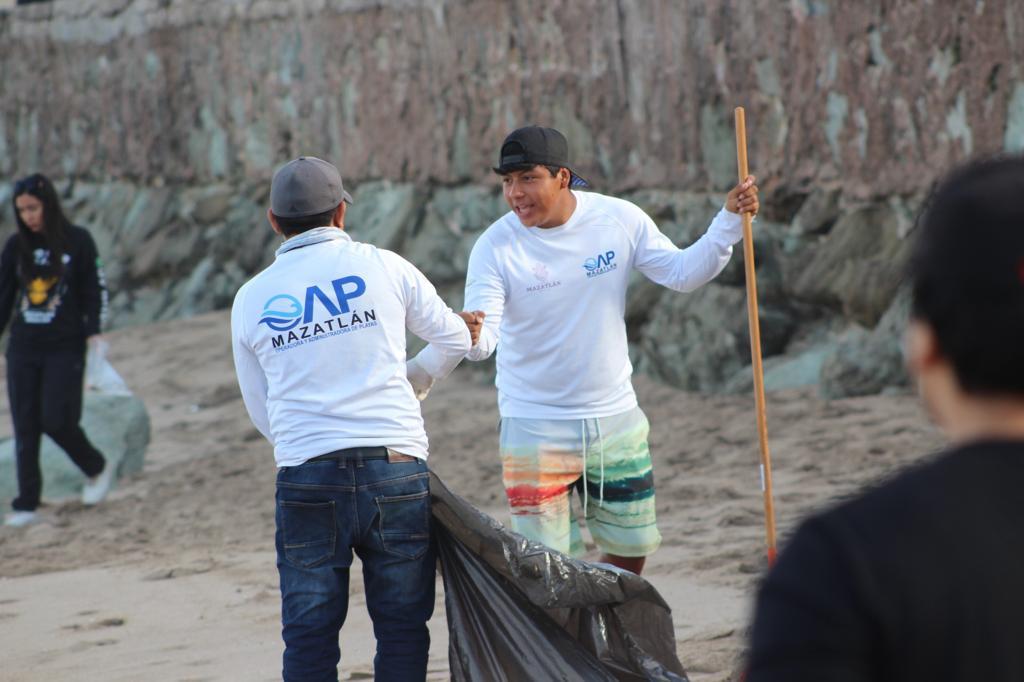 $!Limpian la playa de Olas Altas; retiran poco más de 60 kilos de basura