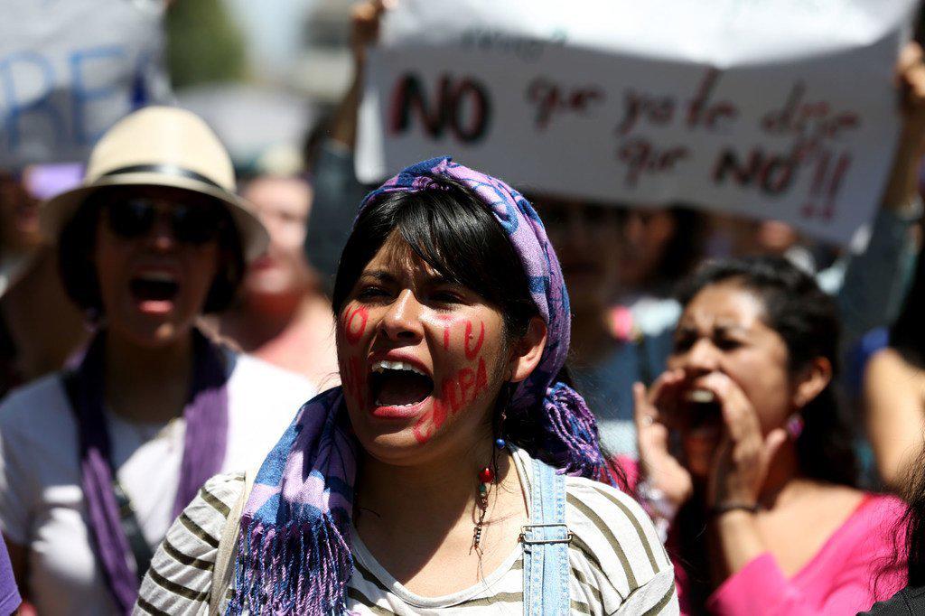 $!Mujeres marchan en Ciudad de México para protestar en contra de los femenicidios.