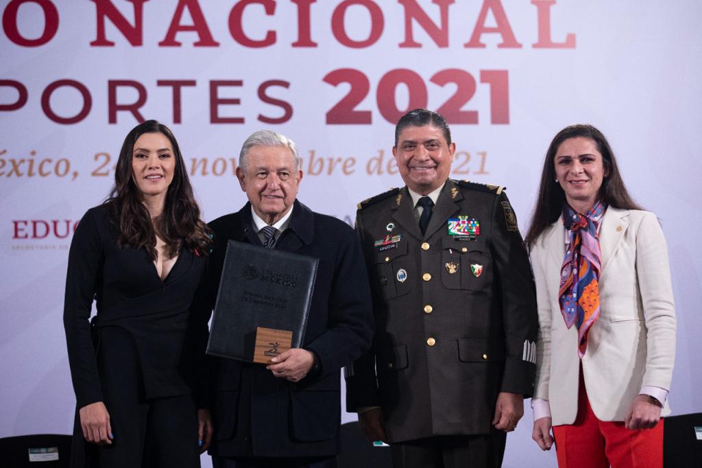 $!Sinaloenses Julio Urías y María Espinoza reciben el Premio Nacional de Deportes 2021