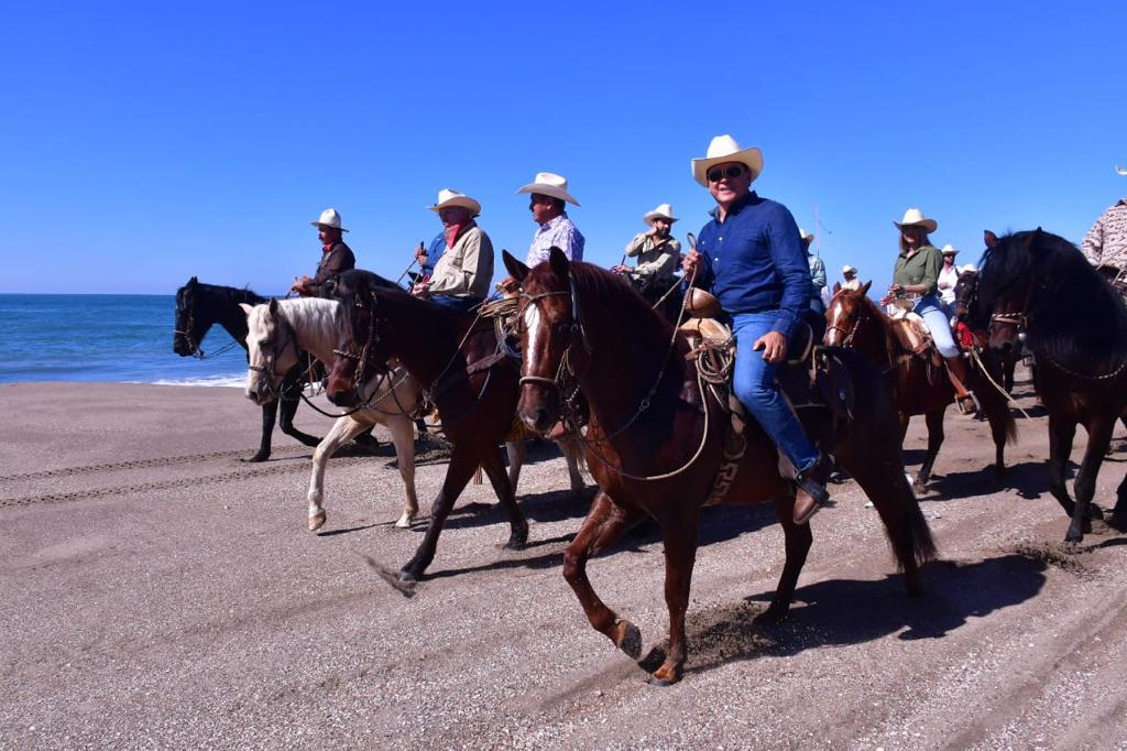 $!Celebran en Mazatlán la Gran Cabalgata de la familia Escobar