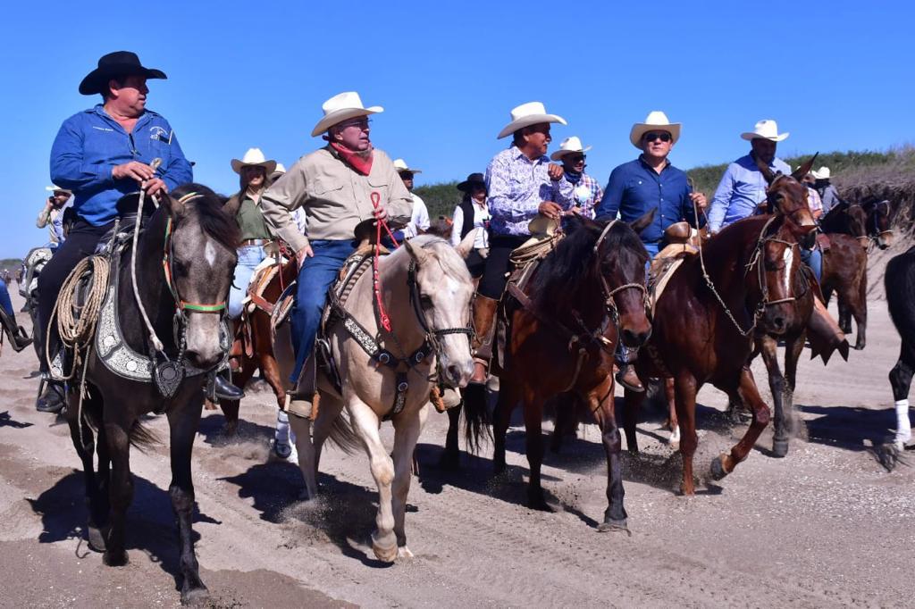 $!Celebran en Mazatlán la Gran Cabalgata de la familia Escobar