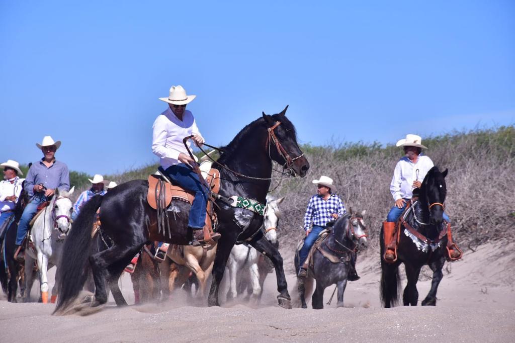 $!Celebran en Mazatlán la Gran Cabalgata de la familia Escobar