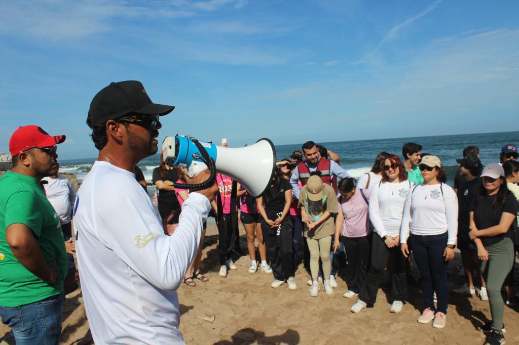 $!Limpian la playa de Olas Altas; retiran poco más de 60 kilos de basura