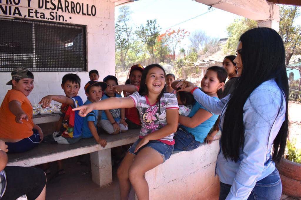 $!Ana Karen Val lleva alegría a los niños de la zona serrana de Elota