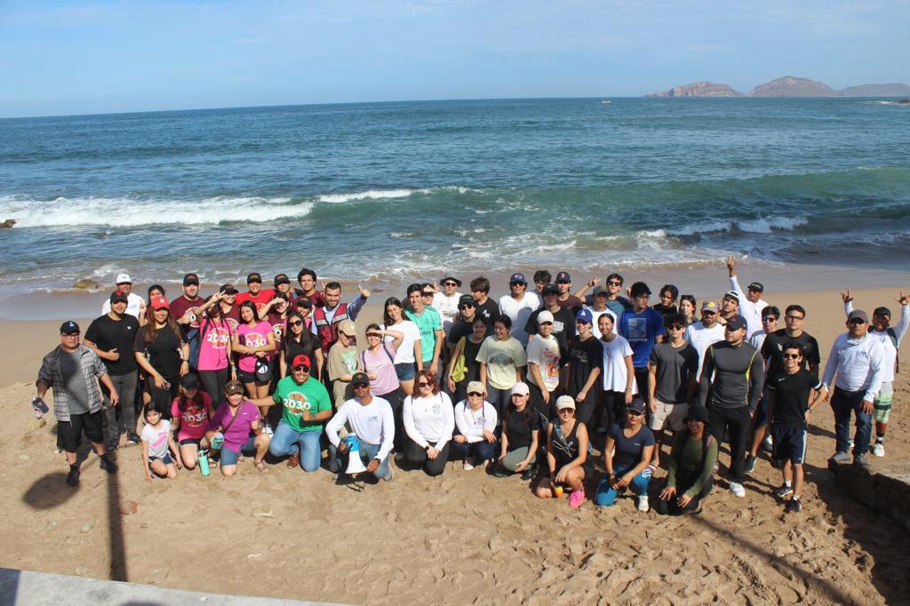 $!Limpian la playa de Olas Altas; retiran poco más de 60 kilos de basura