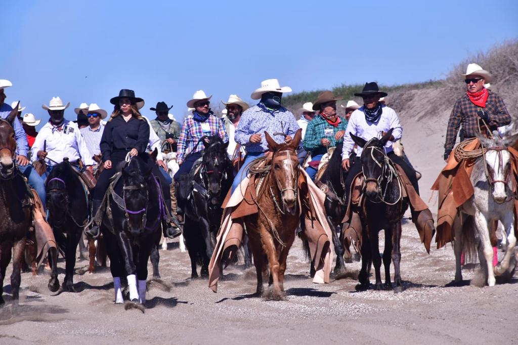 $!Celebran en Mazatlán la Gran Cabalgata de la familia Escobar