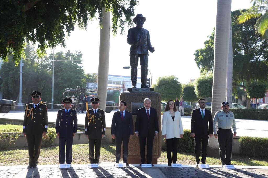 $!Izan bandera en Culiacán por el 112 aniversario de la Revolución Mexicana