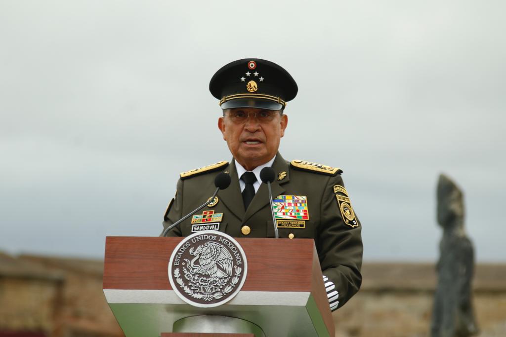 $!AMLO condecora al General Cienfuegos, ex titular de la Sedena con EPN