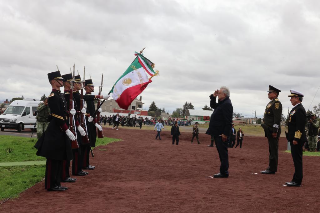 $!AMLO condecora al General Cienfuegos, ex titular de la Sedena con EPN