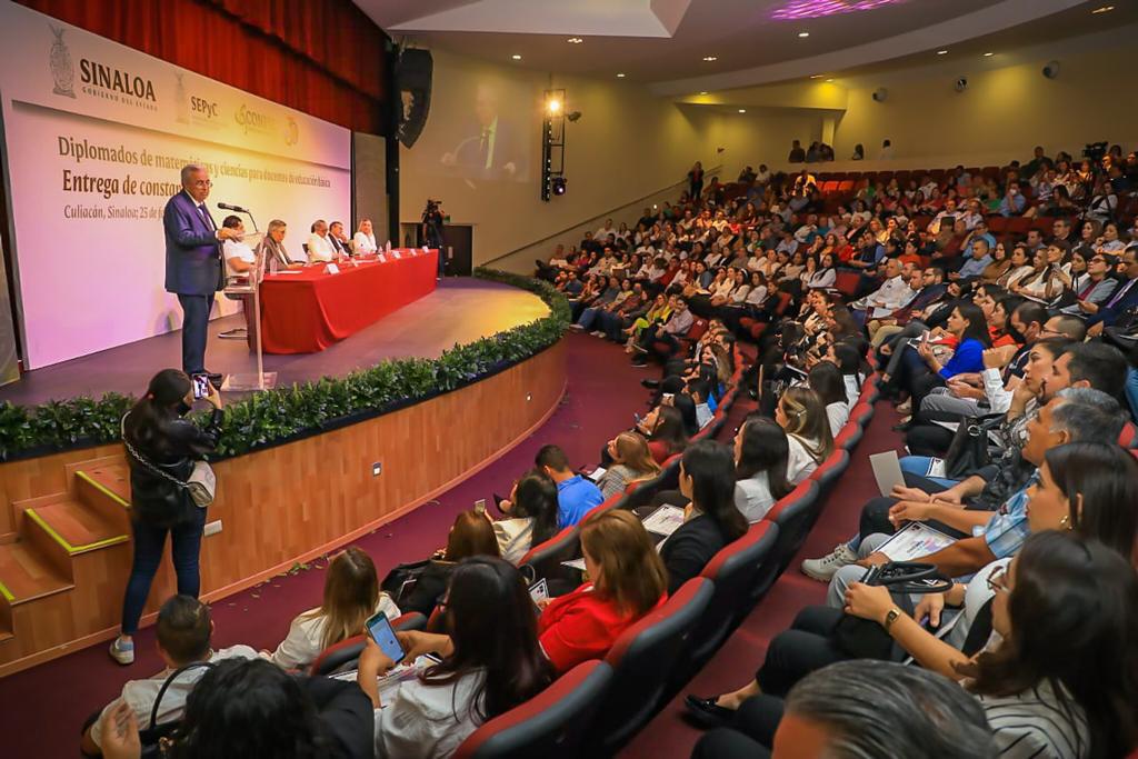 $!Entregan a docentes constancias de diplomados de matemáticas y ciencias