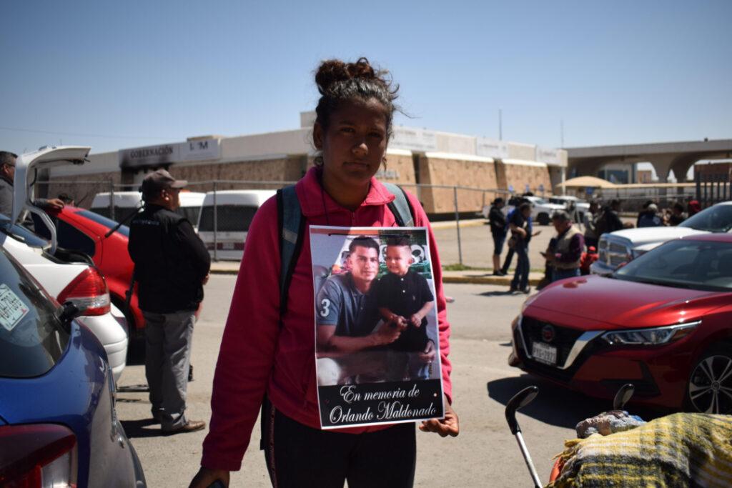 $!Daniela, una migrante venezolana porta una imagen de Orlando con su hijo, frente a la estación migratoria de la tragedia migrante la noche del 27 de marzo.