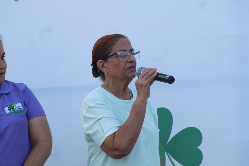 $!Celebran a papá con yoga deportivo en el Parque Central