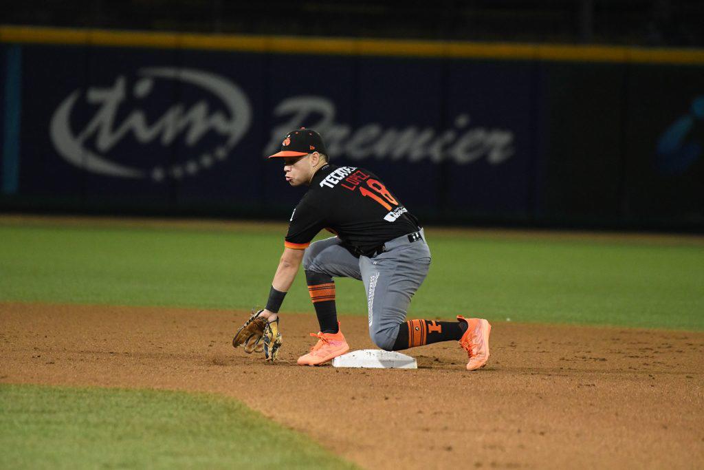 $!Naranjeros gana doble cartelera en Guasave