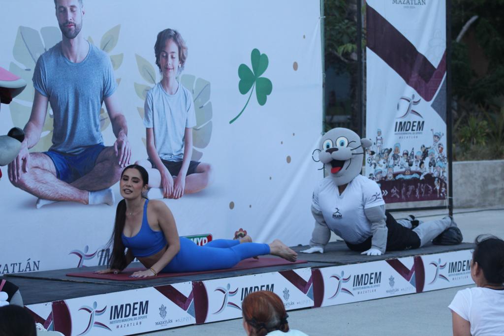 $!Celebran a papá con yoga deportivo en el Parque Central