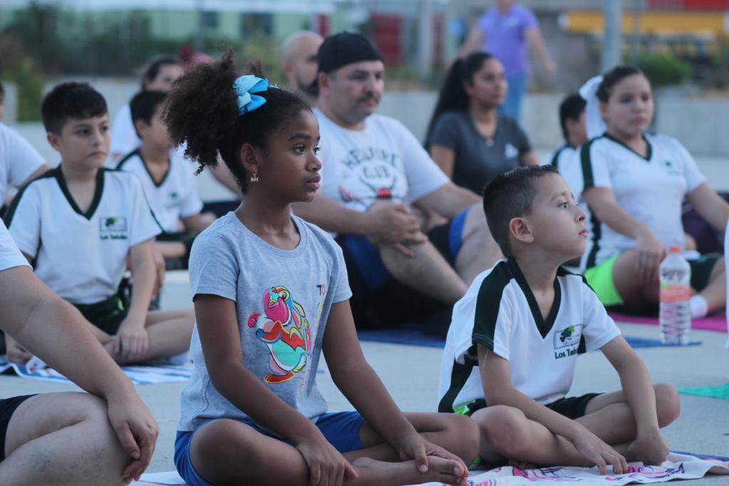 $!Celebran a papá con yoga deportivo en el Parque Central