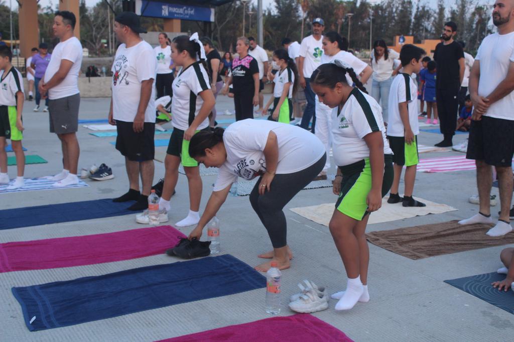 $!Celebran a papá con yoga deportivo en el Parque Central