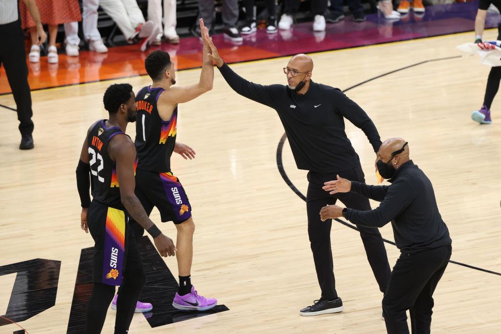 $!Suns brilla de la mano de Devin Booker y apaga a Antetokounmpo y sus Bucks