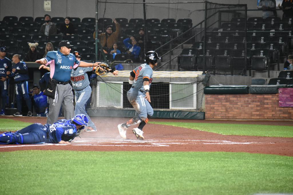 $!Yaquis viene de atrás ante Naranjeros en Obregón