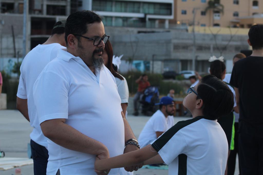 $!Celebran a papá con yoga deportivo en el Parque Central