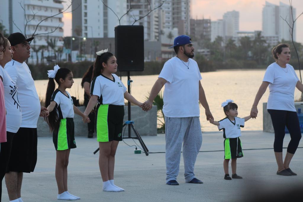 $!Celebran a papá con yoga deportivo en el Parque Central